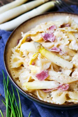 Cremige Pasta mit weißem Spargel und Schinken, schnell zubereitet und ein beliebtes einfaches Spargelrezept.