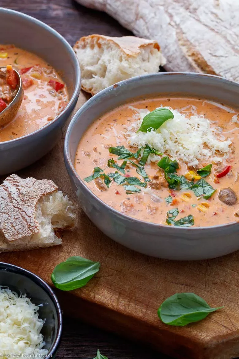 Cremige Pizza-Suppe mit Hackfleisch und frischem Basilikum