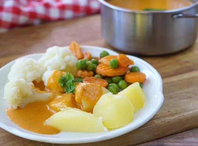 Cremige Rahmsauce, die hervorragend zu Karottengemüse und anderen deutschen Beilagen passt.