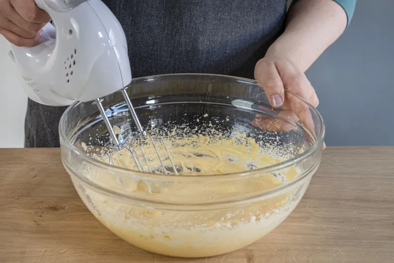 Cremige Rührteigmasse für die Quark-Sahne-Torte
