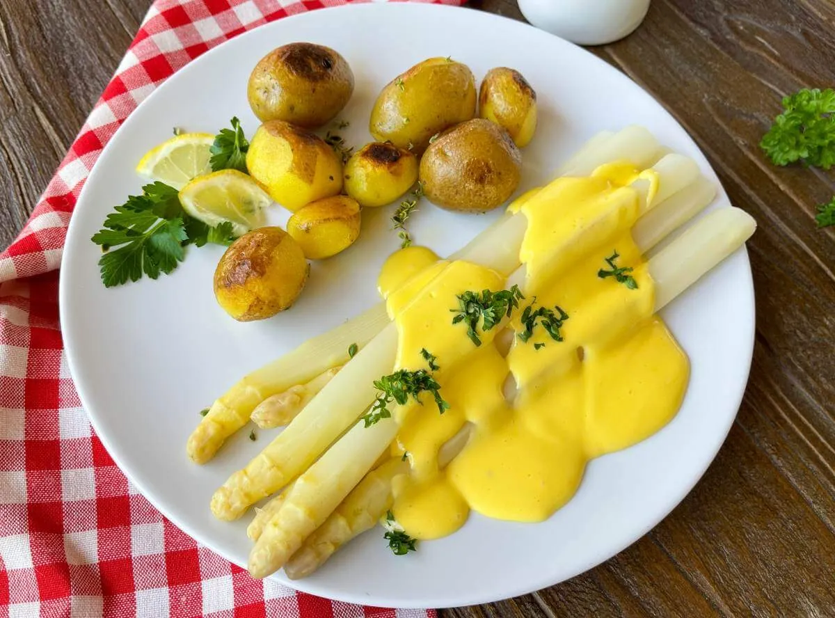 Cremige Sauce Hollandaise, perfekt im Thermomix zubereitet, in einem kleinen Saucier.