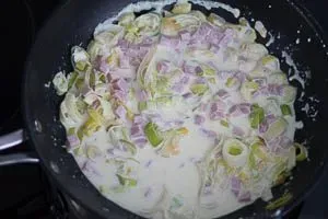 Cremige Schinken-Sahne-Soße langsam einköcheln lassen und würzen