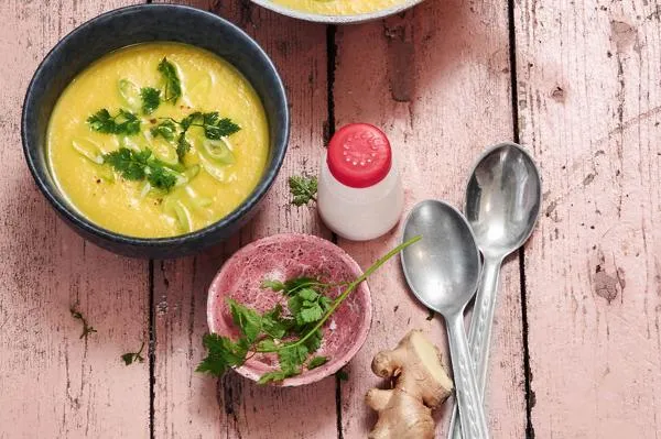 Cremige Steckrübensuppe mit Kokosmilch und frischem Kerbel