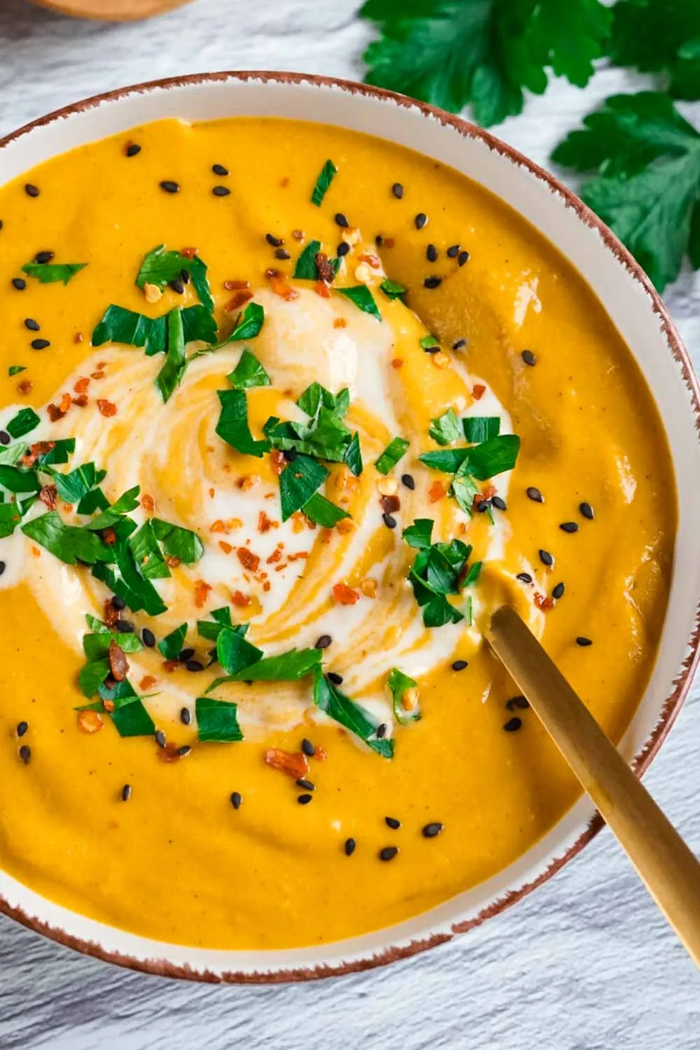 Cremige Süßkartoffelsuppe mit Kokosmilch, garniert mit Koriander