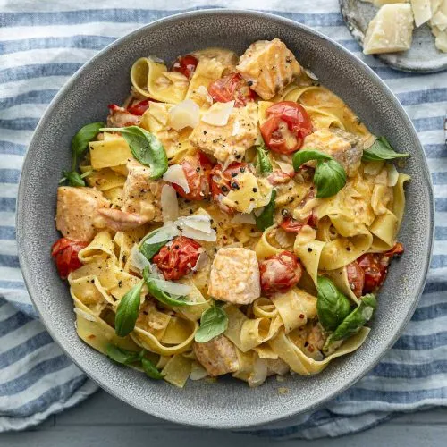 Cremige Tagliatelle mit Lachs und frischen Tomaten, ein klassisches italienisches Gericht