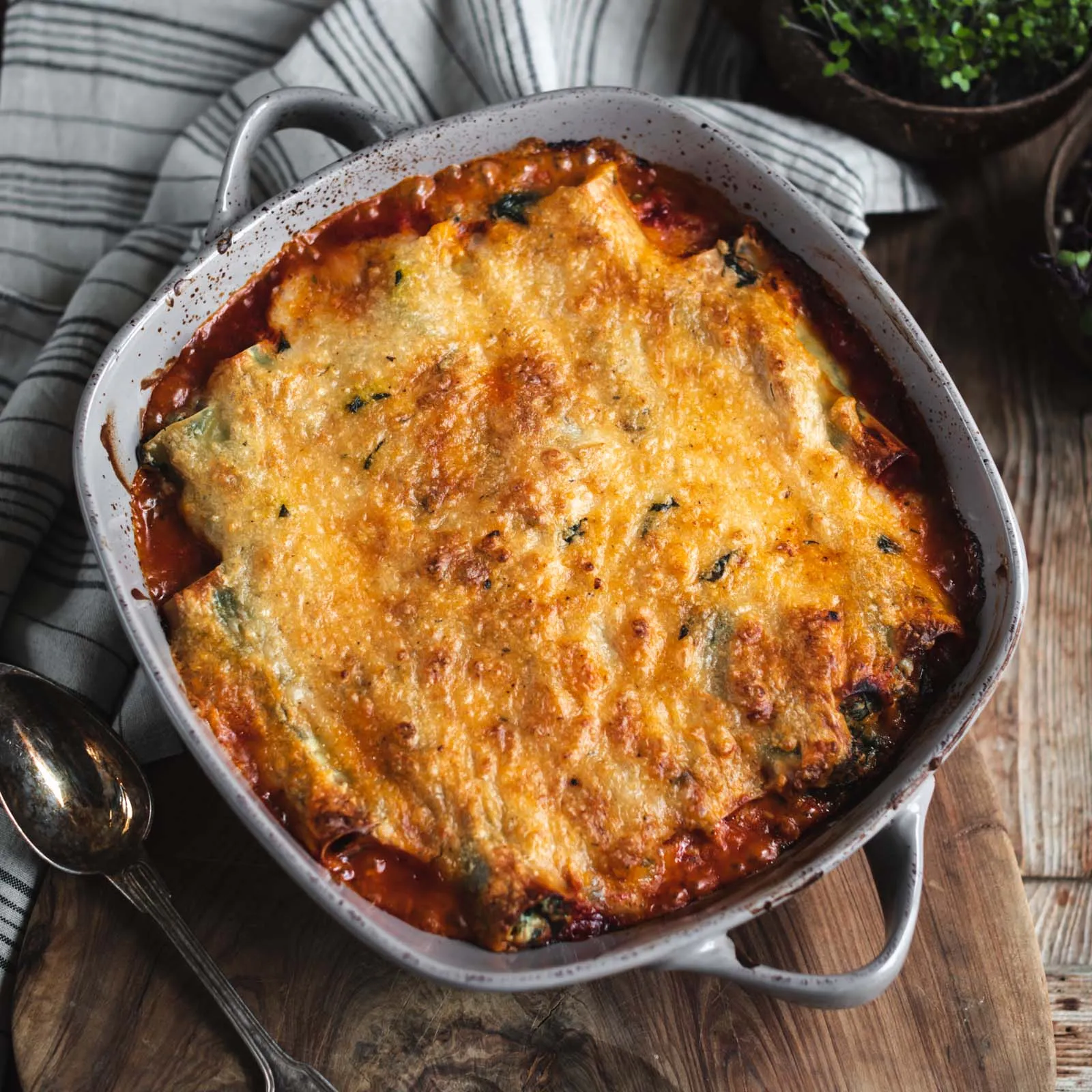 Cremige vegane Cannelloni mit Spinatfüllung in Auflaufform