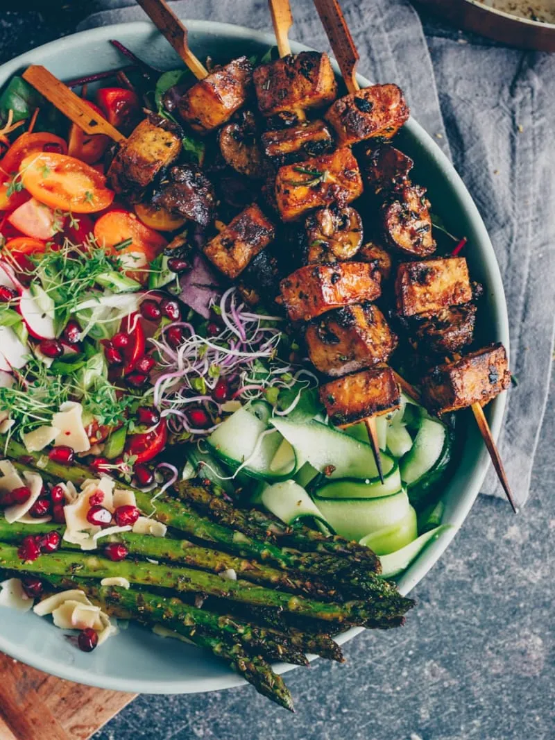 Cremige Zucchini-Kohlrabi-Suppe garniert mit frischen Kräutern