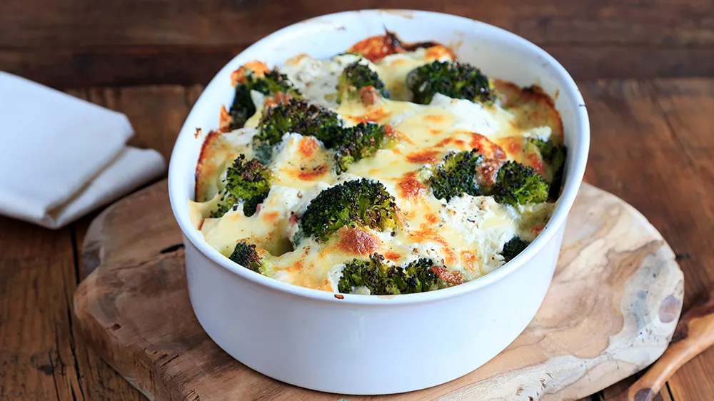 Cremiger Brokkoli-Gratin mit Käse überbacken