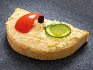 Cremiger Ei-Zwiebel-Aufstrich auf einem Brötchen
