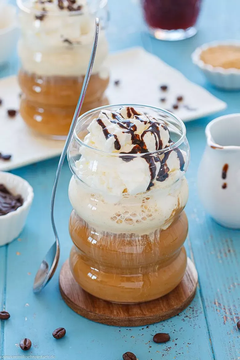 Cremiger Eiskaffee mit Vanillesahnhaube