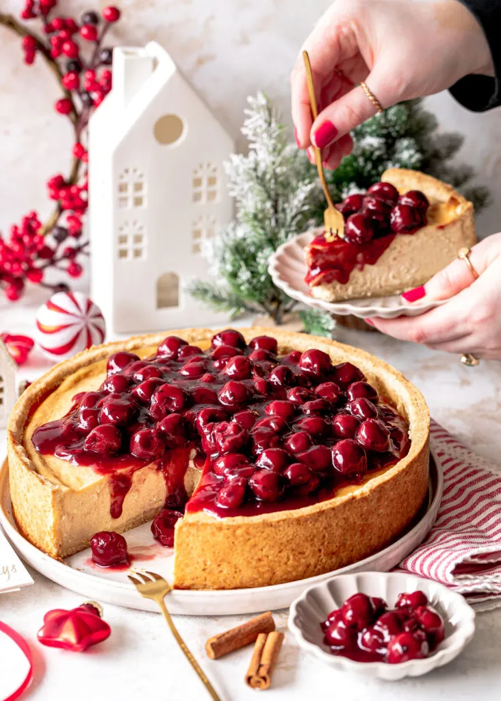 Cremiger Käsekuchen mit Mascarpone und Glühweinkirschen, ideal für weihnachtliche Kaffeerunden