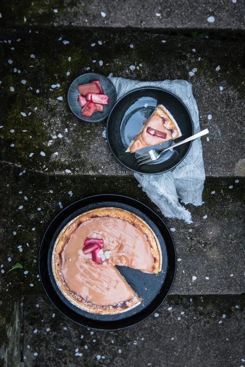 Cremiger Käsekuchen mit Rhabarbercurd für Mama