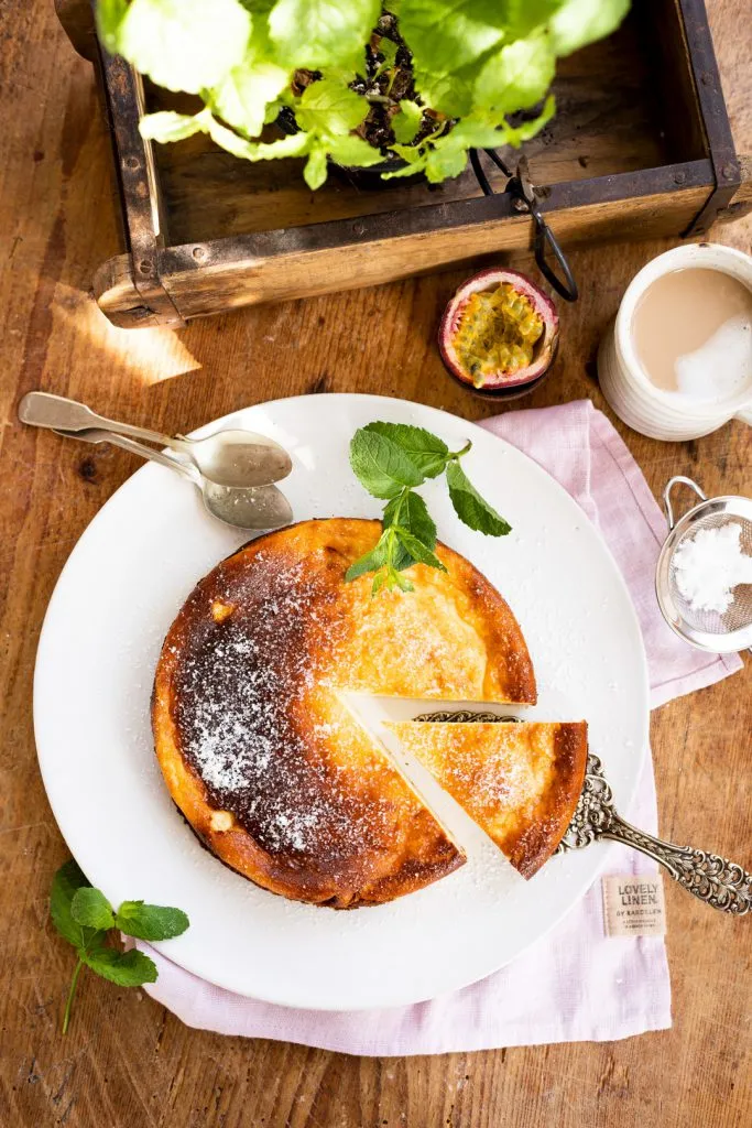 Cremiger Low Carb Käsekuchen ohne Boden auf einem Teller mit Zitrone