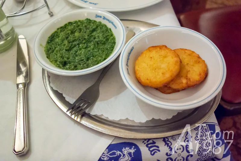 Cremiger Rahmspinat und knusprige Röstkartoffeln als Beilage