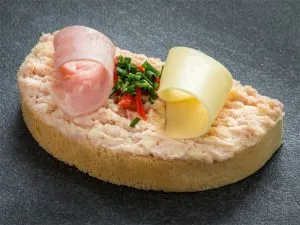 Cremiger Schinken-Käse-Aufstrich auf einem Brötchen