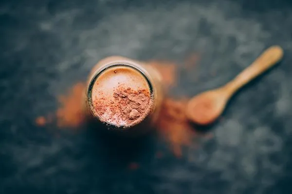 Cremiger Schoko-Hafer-Smoothie in einem Glas
