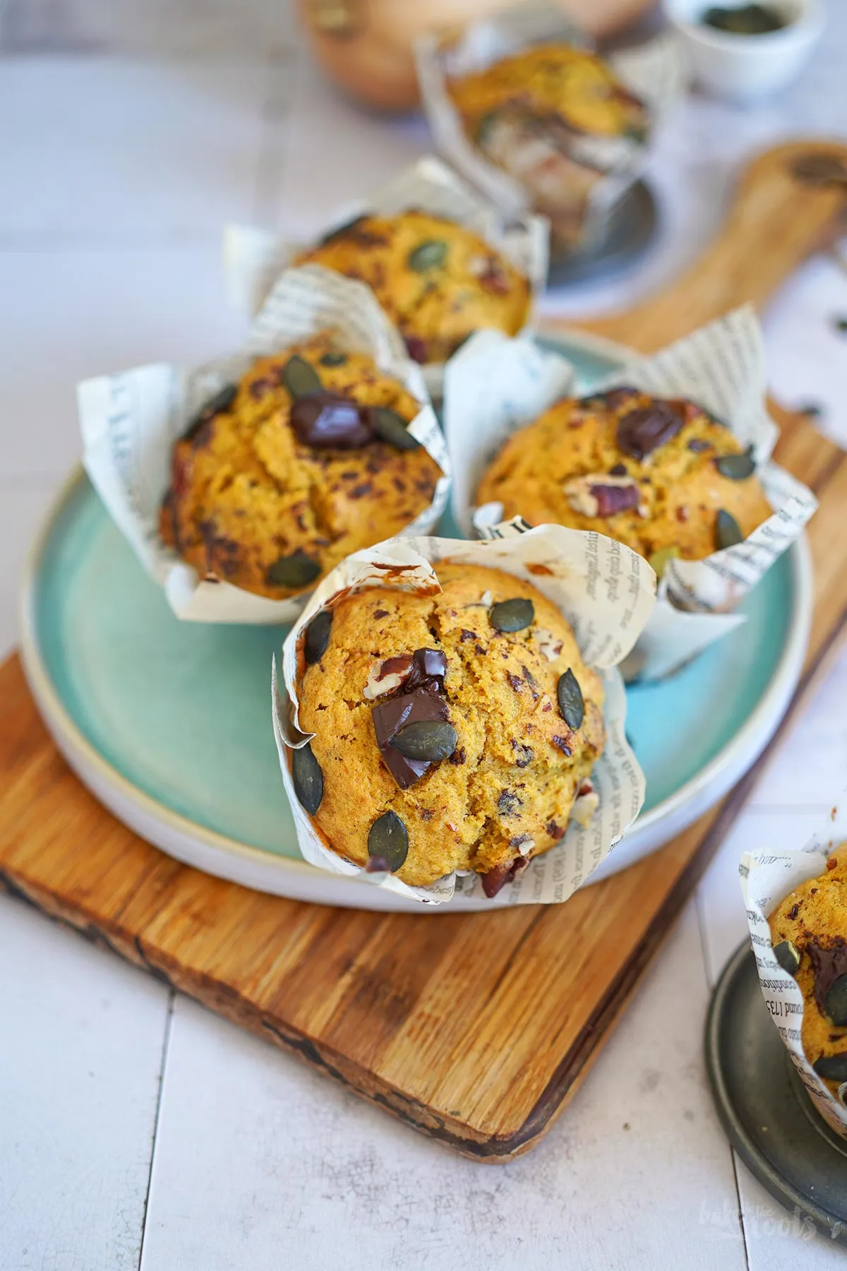 Cremiger Teig für einfache Kürbismuffins in einer Rührschüssel