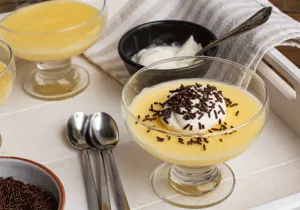 Cremiger Vanillepudding in Glasschalen mit frischen Beeren