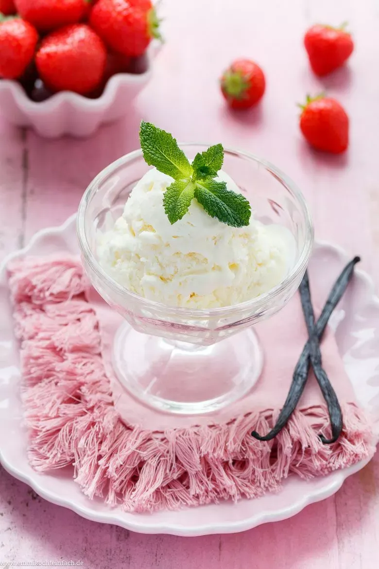 Cremiges Eis mit Kondensmilch in einer rechteckigen Form, fertig zum Portionieren