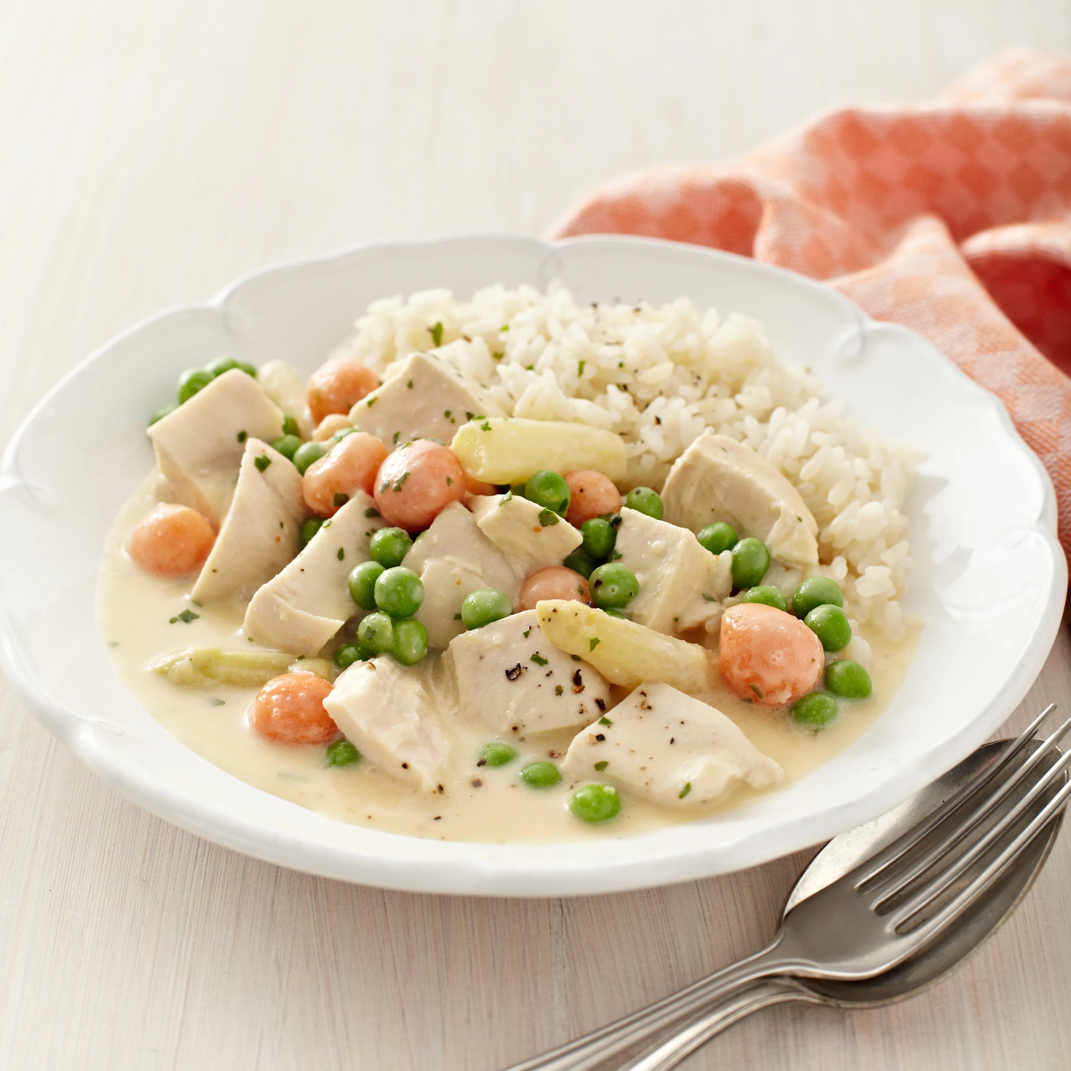 Cremiges Hühnerfrikassee mit Leipziger Allerlei und frischer Petersilie, serviert mit Reis, zubereitet im Thermomix.