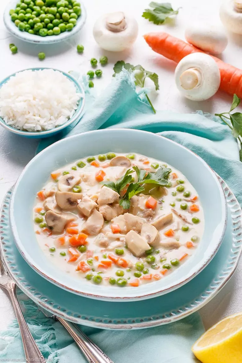 Cremiges Hühnerfrikassee mit Reis und Gemüse, schnell zubereitet