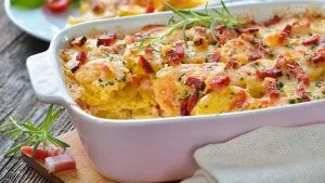 Cremiges Kartoffelgratin mit knusprigem Speck, perfekt als sättigendes und günstiges Auflaufgericht