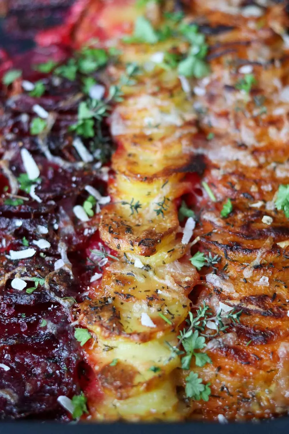 Cremiges Süßkartoffel Gratin mit Roter Bete in schwarzer Auflaufform