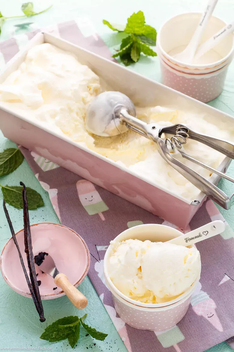 Cremiges Vanilleeis in einer Glasschale, bereit zum Genießen, mit Minze garniert