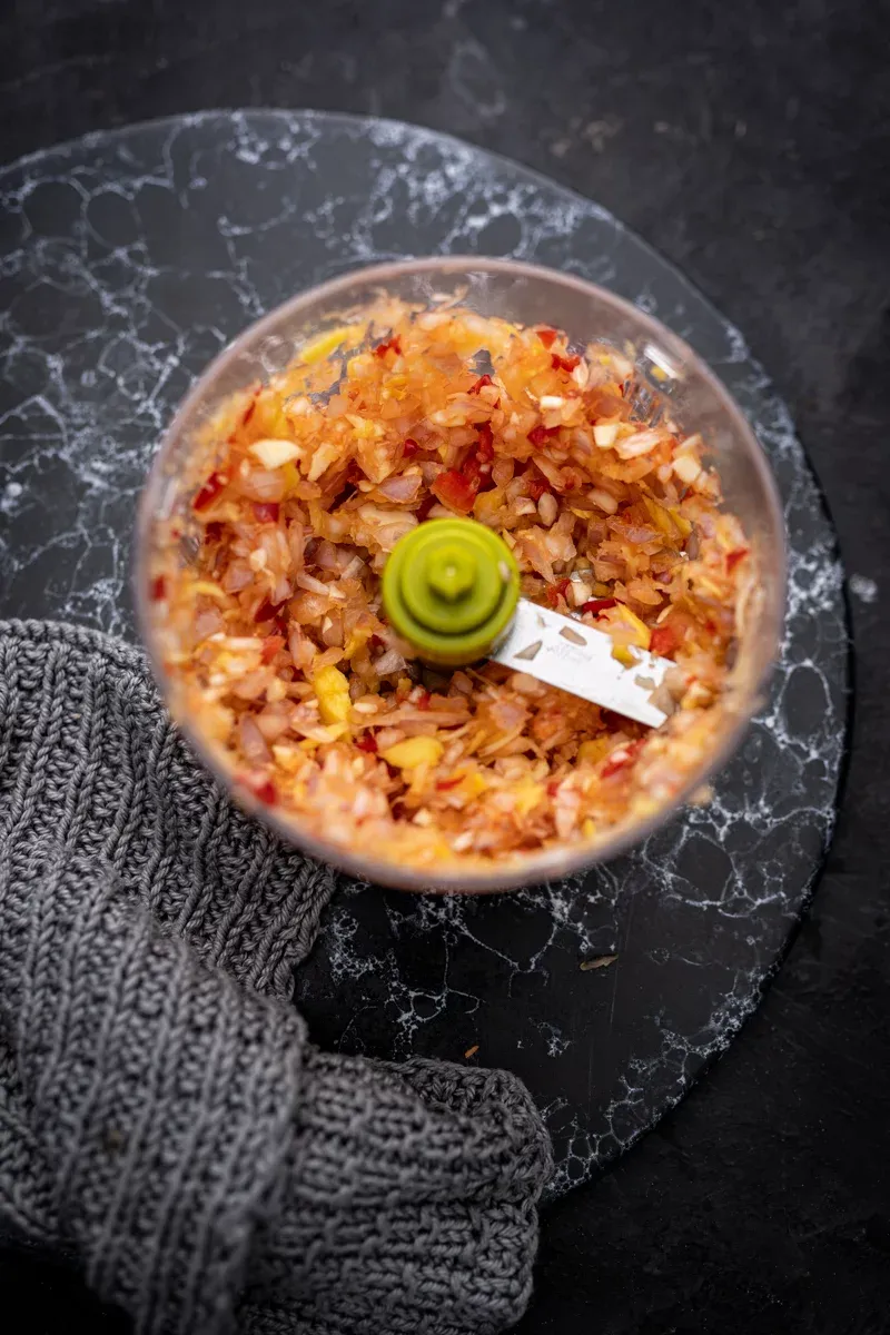 Cremiges veganes Erdnuss-Curry mit Reis und frischen Kräutern