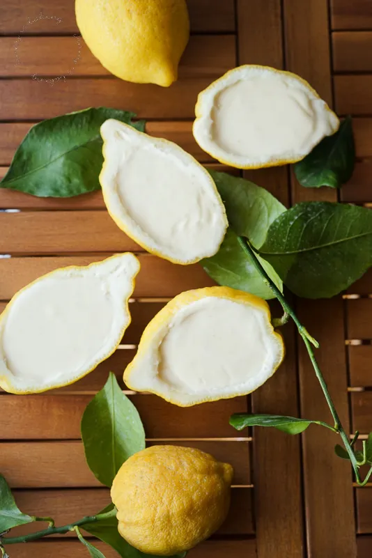 Cremiges Zitronenmousse mit nur drei Zutaten, perfekt für den Sommer