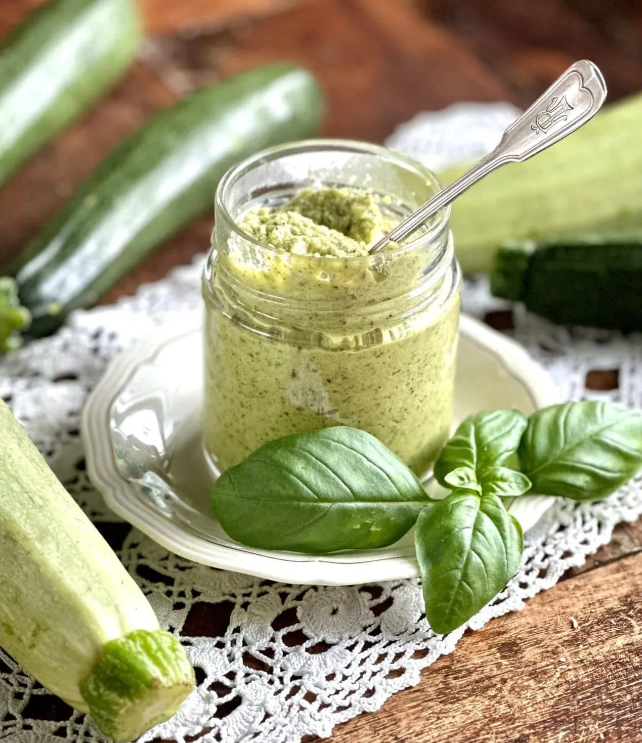 Cremiges Zucchini Pesto mit gerösteten Nüssen, perfekt zur Verarbeitung heimischer Zucchini.