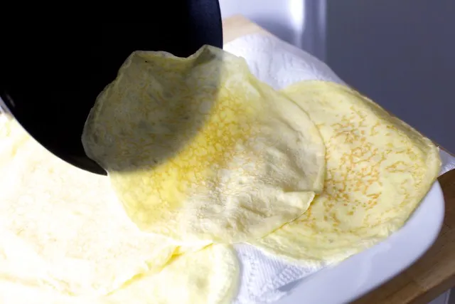 Crêpe aus der Pfanne gleiten lassen