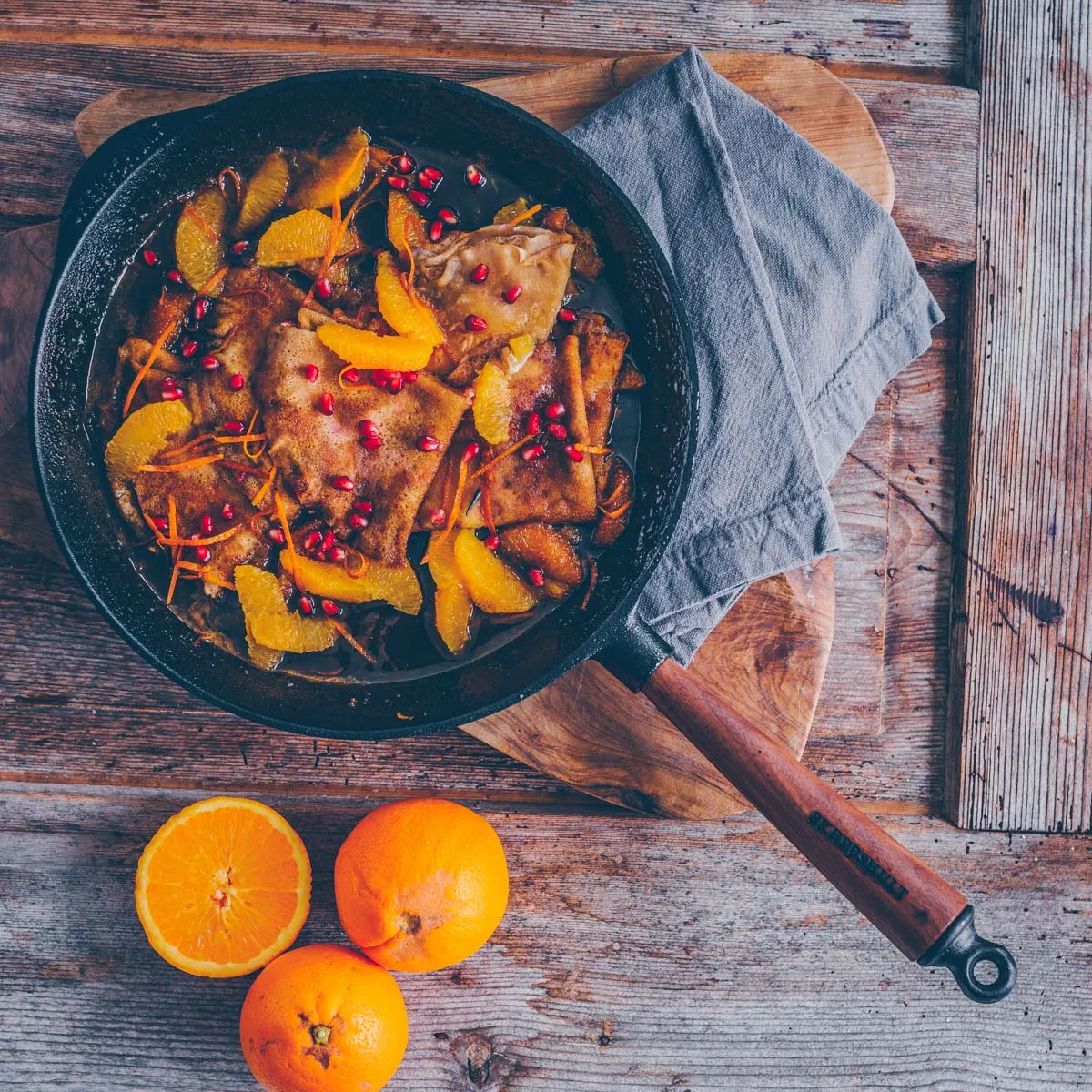 Crêpes Suzette, elegant geflammt und mit Vanilleeis, ein raffiniertes Crêpe Rezept für besondere Anlässe.