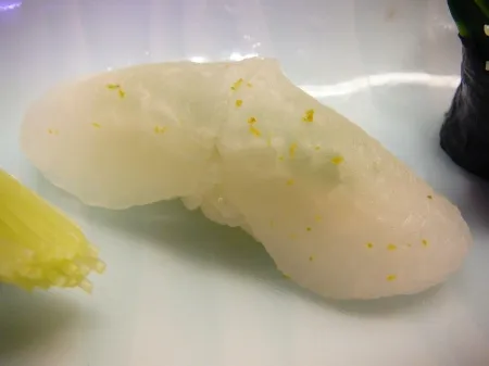 Daikon Nigiri-Sushi, kunstvoll angerichtet im Sushi KO in Shizuoka City