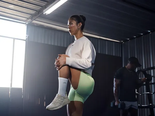 Damen trainiert in adidas D4T ADISTRONG Shorts und Tee