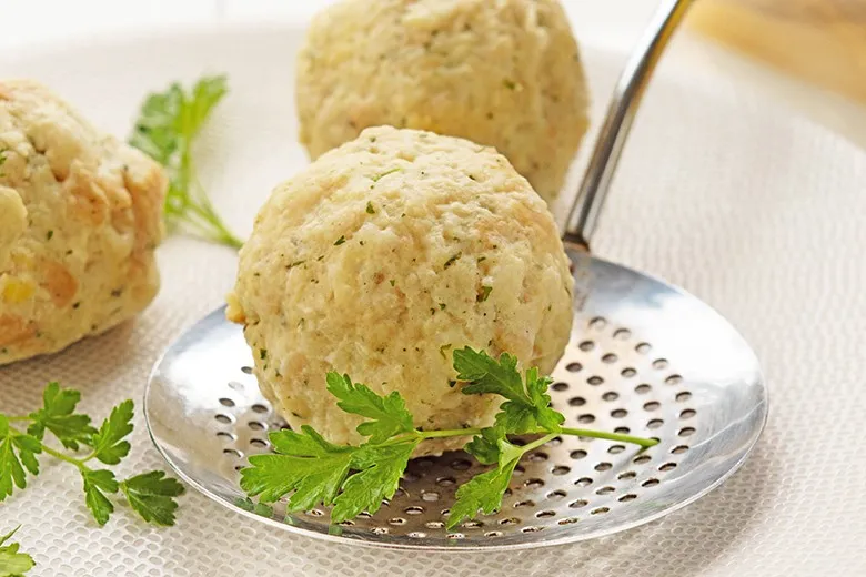 Dampfende Semmelknödel, eine traditionelle Beilage zu vielen österreichischen Hauptspeisen