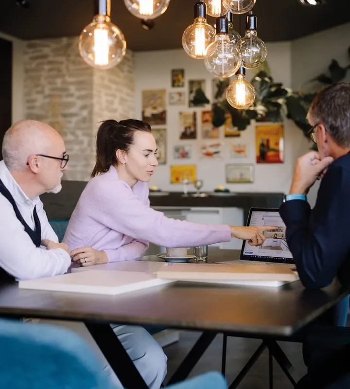 DANKÜCHEN Markenbotschafterin Viktoria Schnaderbeck bei der Küchenplanung und Beratung, stellvertretend für professionellen Service.