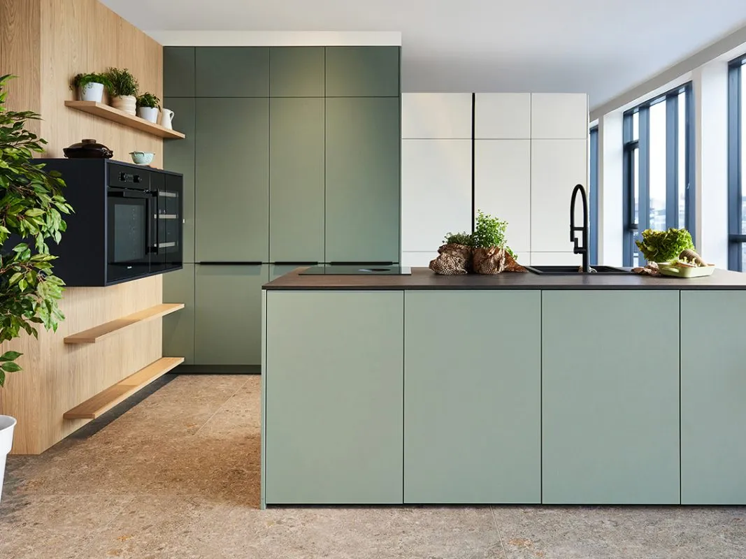 DANKÜCHEN Modell Andros in trendigem Fjordgrün, das schlichte Eleganz und modernes Küchendesign vereint.