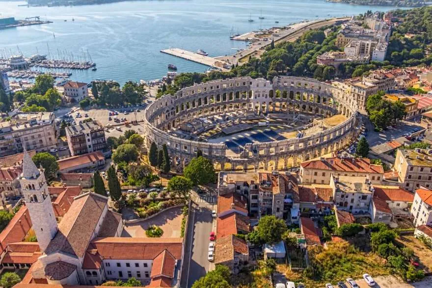 Das antike römische Amphitheater in Pula, Istrien, unter blauem Himmel, ein historisches Highlight