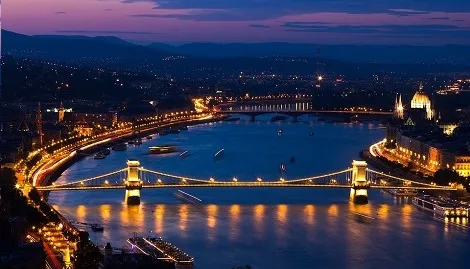 Das beeindruckende ungarische Parlament in Budapest bei Sonnenuntergang, ein beliebtes Städtereiseziel für Studierende