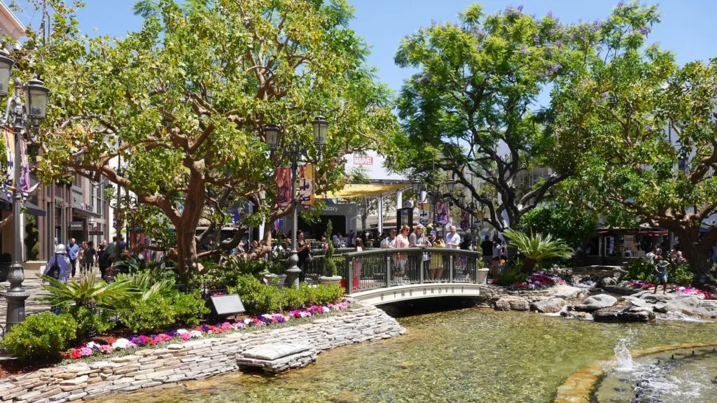 Das belebte Einkaufszentrum The Grove in Los Angeles mit Geschäften und Restaurants