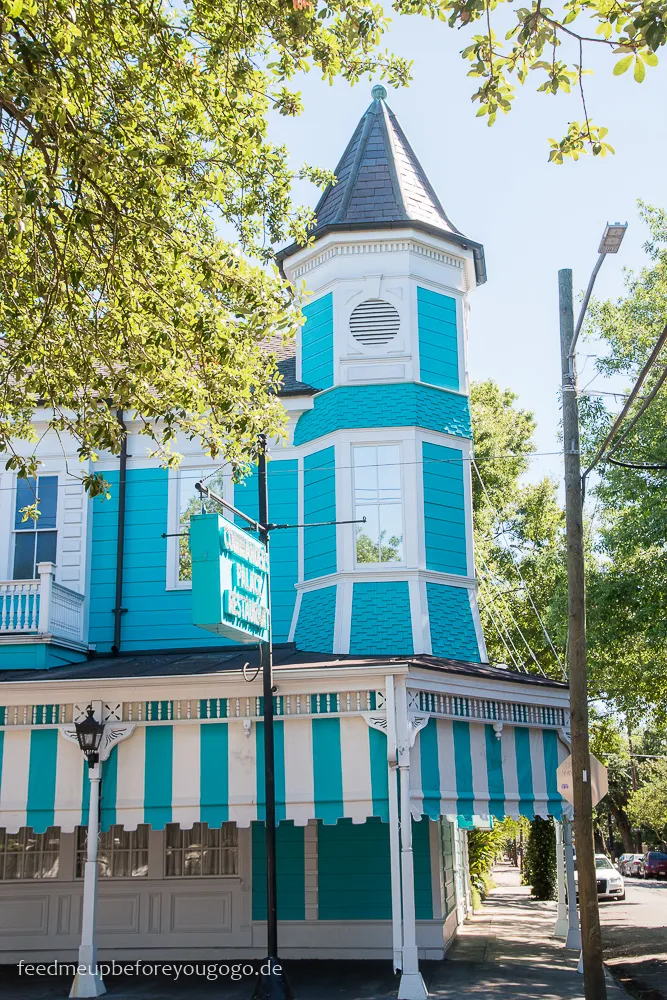 Das berühmte Commander's Palace Restaurant im Garden District, bekannt für seine kreolische Küche und beeindruckende Architektur.