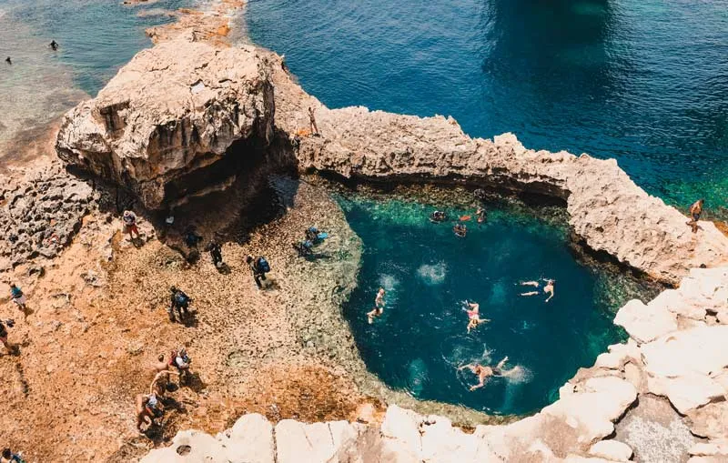 Das Blue Hole auf Gozo, Malta, ein beliebtes Tauchziel, umgeben von felsiger Küste – ein spektakulärer Reisetipp für Juli für Taucher und Naturliebhaber.
