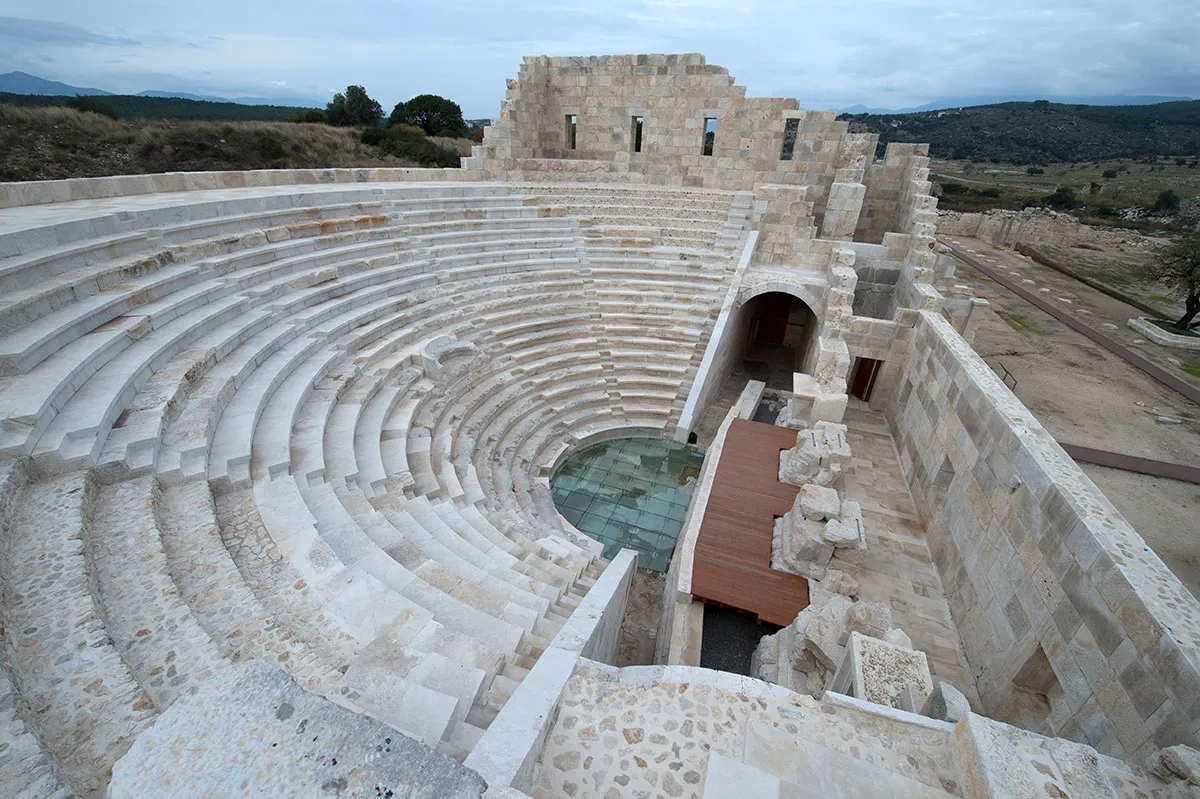 Das Bouleuterion in Form eines kleinen Theaters