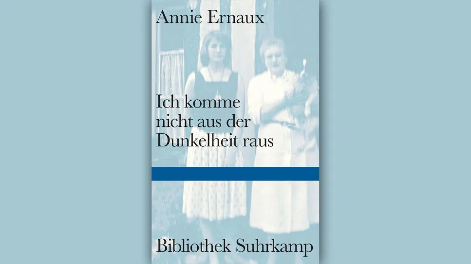 Das Buchcover von Annie Ernaux' "Ich komme nicht aus der Dunkelheit raus" vor einem blauen Hintergrund, repräsentativ für ihre prämierten Bücher.