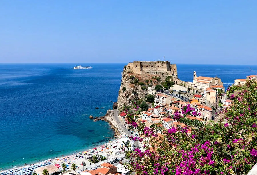 Das charmante Fischerdorf Scilla in Kalabrien mit seinem Castello