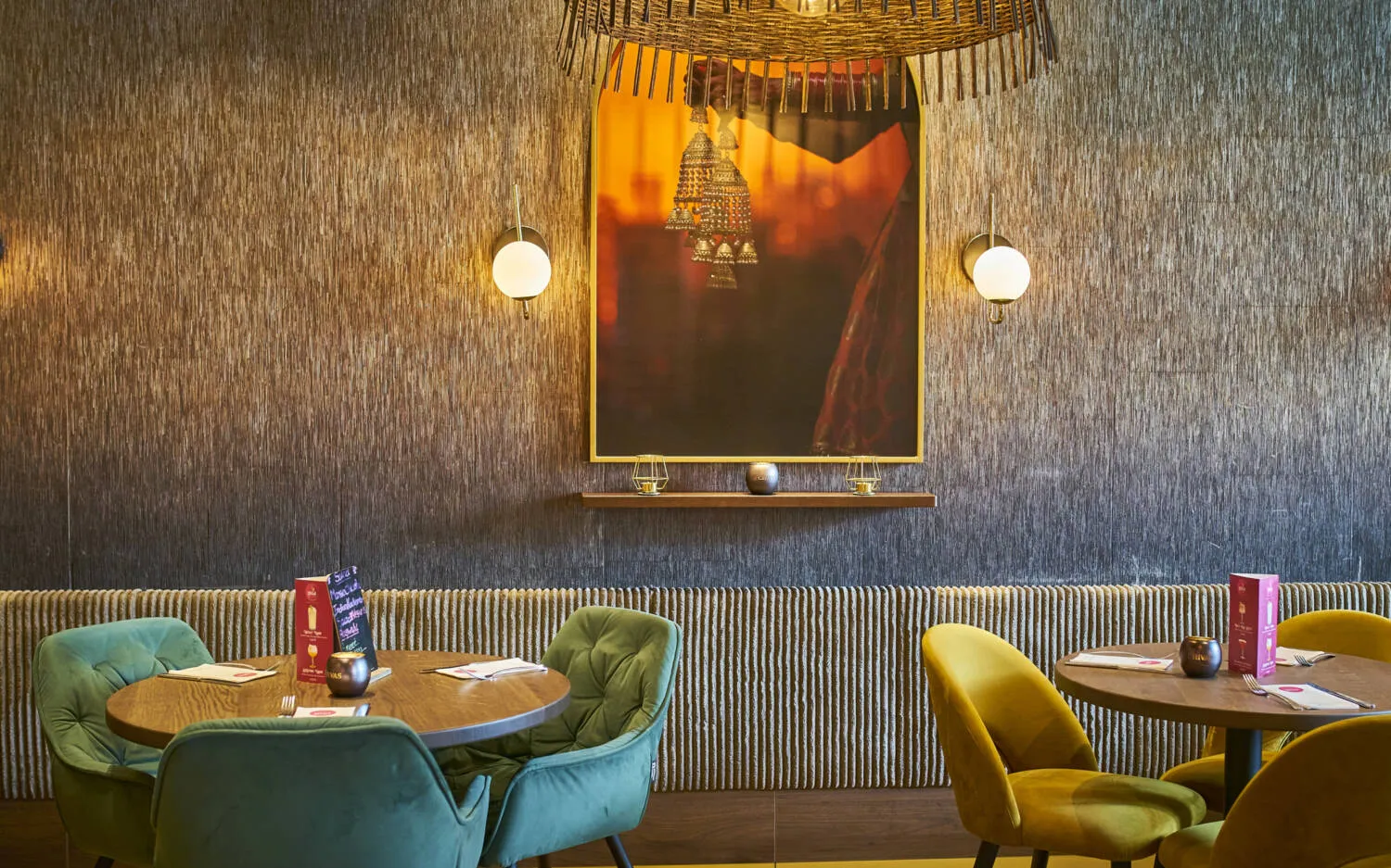 Das einladende und farbenfrohe Interieur des Goa Restaurants