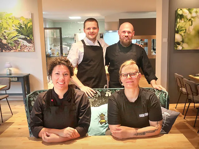 Das engagierte Team der Hummelbude Essen: Inhaber Jonas Hußmann und Nicole Hobach (rechts) mit Küchenchef Jan Kandora und Patisseurin Diana Moga, die für die vegane Küche stehen.