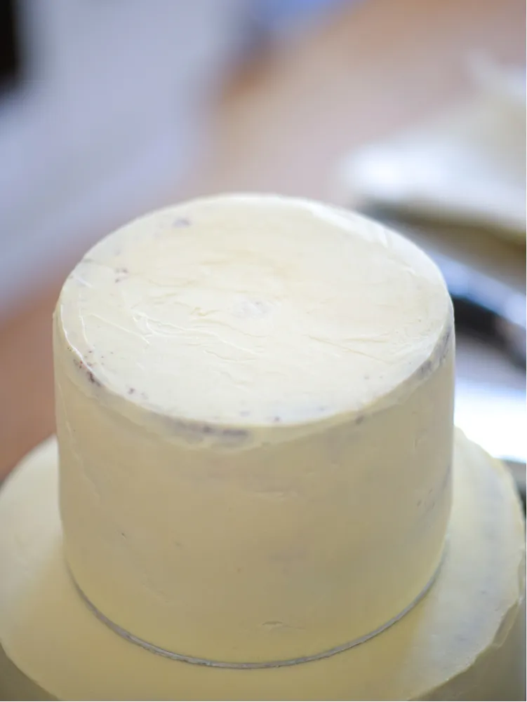 Das entstandene Loch nach dem Versenken des Tortendübels wird mit Creme geschlossen