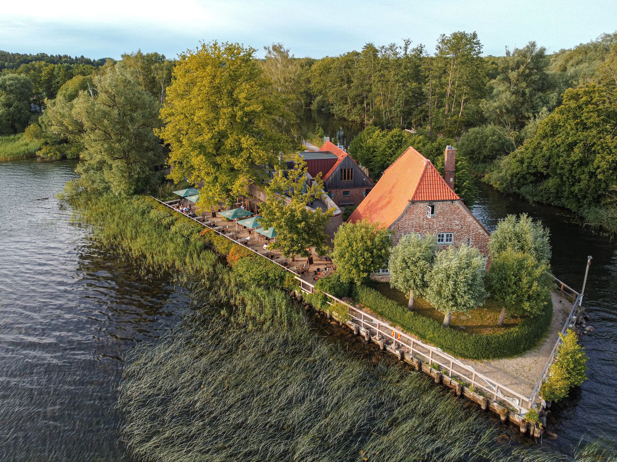 Das Fährhaus Rothenhusen mit großer Terrasse am Wasser